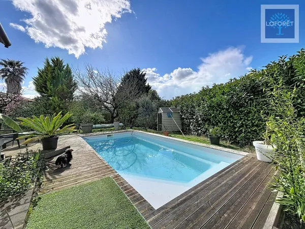 Maison familiale 5 chambres avec piscine et terrasse.