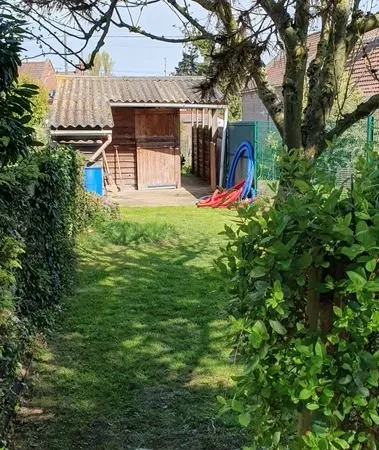 Terrain viabilisé (170m2), avec un CARPORT pour Camping Car et une grande cabane pour 2 chevaux