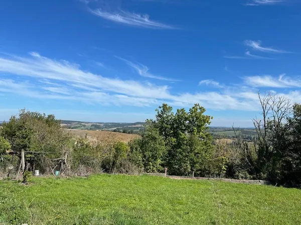 A 20 minutes de Villeneuve sur Lot, sur la commune de Monclar, terrain constructible d'environ 3910 