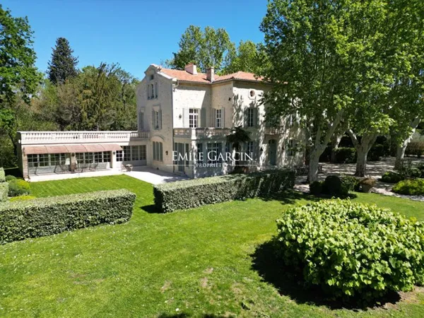 Domaine du Loup , en campagne, autehntique bastide provençale, 8 chambres, 7 sdb, piscine chauffée, 