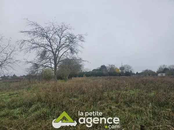 BEAU TERRAIN DE LOISIRS D'UNE SUPERFICIE DE 6210 M2 AVEC EAU