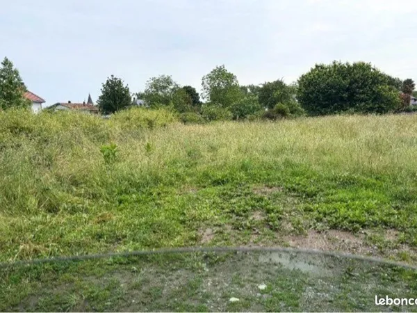 Terrain constructible et viabilisé 900 m2 Horgues (65)