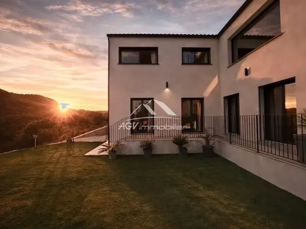 Villa avec vue dégagée - 7 chambres, piscine, garage