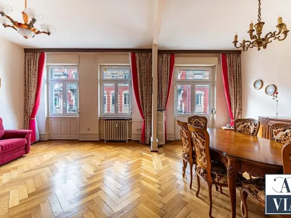 Bel appartement 3 / 4 pièces de caractère avec une mansarde -