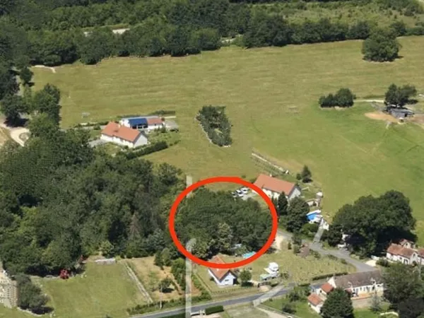 Terrain constructible arboré 1379m²