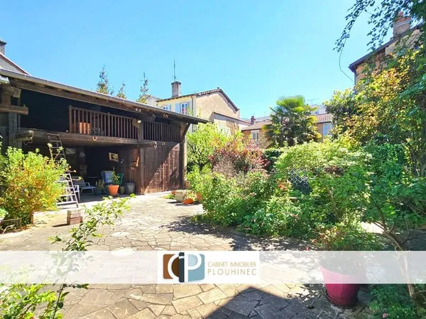 Maison spacieuse avec jardin bucolique au coeur de Mâcon.