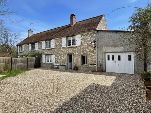 Maison ancienne avec jardin et garage