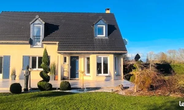 Maison contemporaine avec piscine intérieure chauffée
