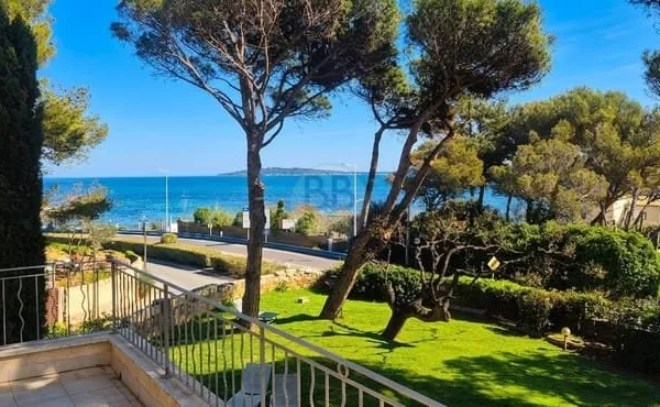 A Vendre Grimaud 2 Pièces avec belle terrasse plage à pieds.