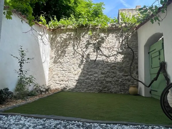 Lorgues, appartement T3 de 51 m², entièrement rénové, avec cour extérieure
