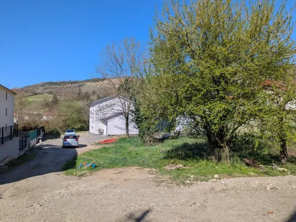 Centre village, terrain de 715 m² viabilisé