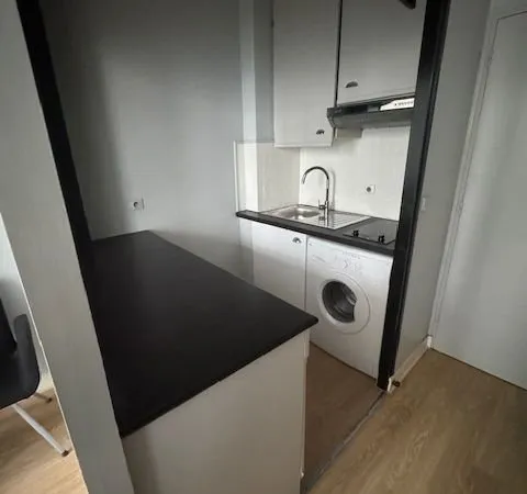 Appartement (T1 bis) meublé dans bel immeuble de pierre