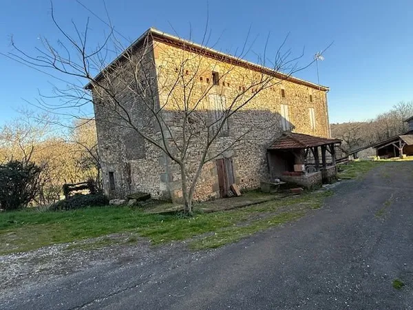 Dans la campagne de Gavaudun tout près de Lacapelle-Biron, m