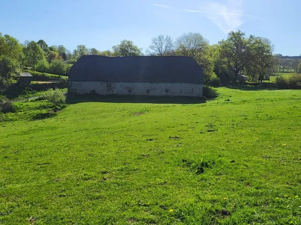 Grange, bergerie et hangar EMBESSE