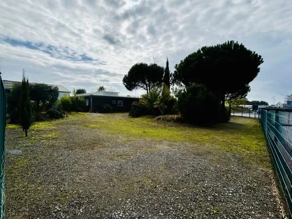 Ensemble immobilier sur 1ha 30 ares 74ca dans zone d'activi
