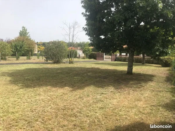 A vendre Terrain 450 m² (libre de constructeur) dans quartier calme idéalement situé