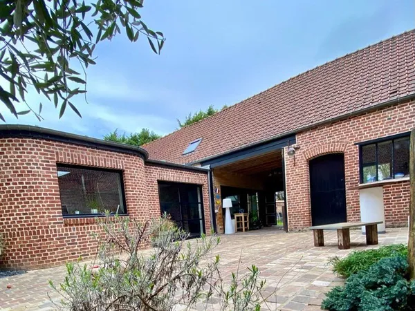 Maison de ville de caractère, 7 pièces 175m² sur 2400 m2 de terrain arboré