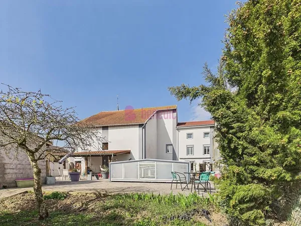 Maison de village rénovée avec terrain constructible. Volumes exceptionnels, prestations rares & for