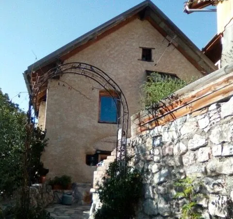 Maisonnette 55 m2 Exposition Sud - Entre La Roche de Rame et Saint-Crépin - Libre début mai