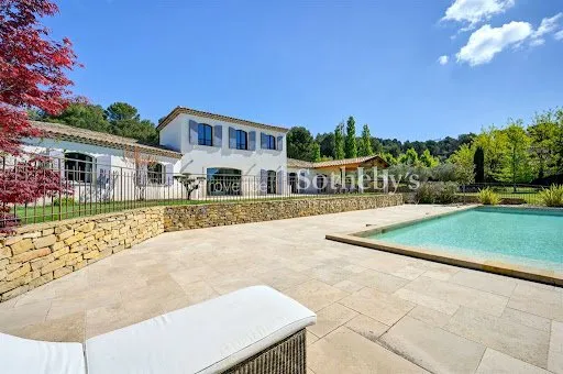 Villa 6 pièces 240 m²