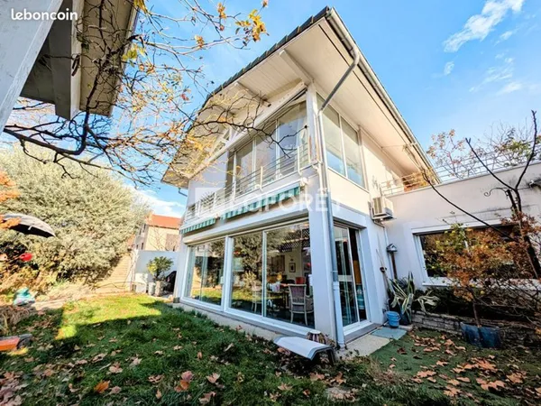 Maison 5 pièces 242 m²