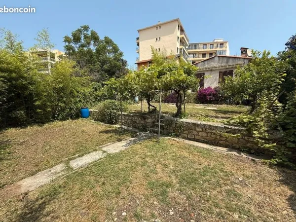 Terrain avec permis de construire purgé pour maison 100m² - Résidence fermée - Centre ville d'Antibe