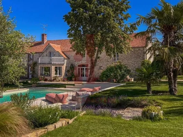 AU SUD DE FONTAINEBLEAU, CHARMANTE PROPRIETE DE 255 M² AVEC PISCINE ET DEPENDANCES.