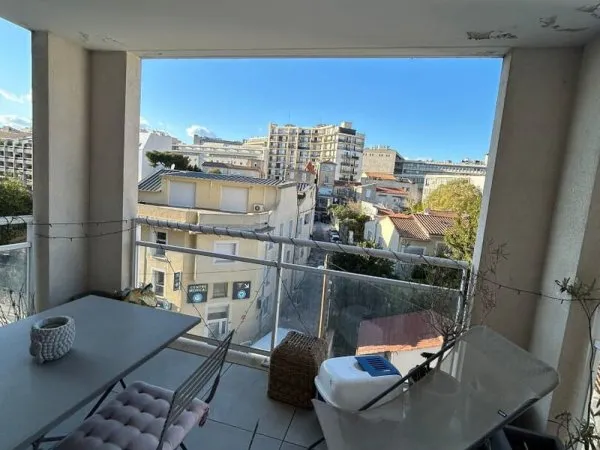 A louer appartement de type é avec tarrasse et parking 13005 à La Timone.