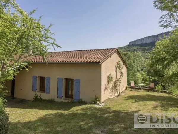 Maison de plain pied avec jardin et vues spectaculaires sur les falaises.