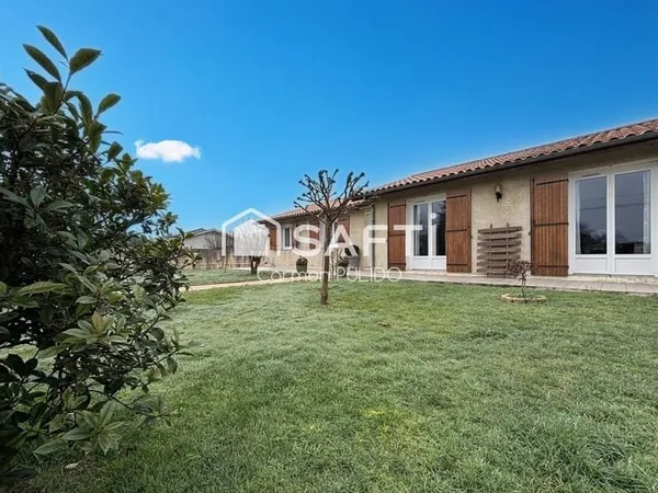 Maison traditionnelle de plain pied : 4 chambres, véranda, garage, double garage, piscine semi-enter