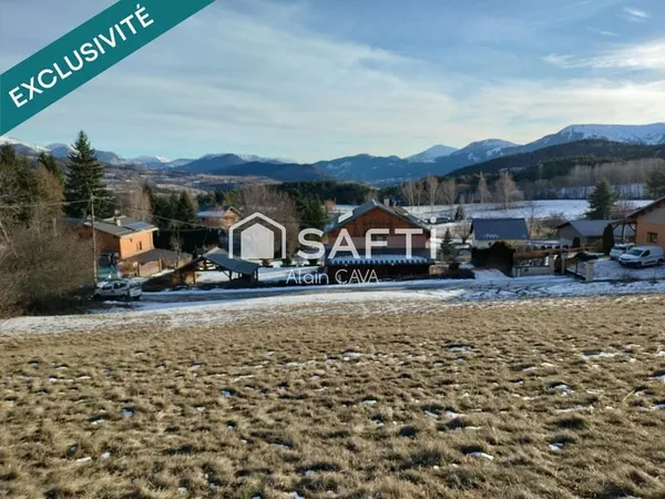 Terrain de 1581m² dont 580m² de constructible exposé sud ouest dans un petit hameau