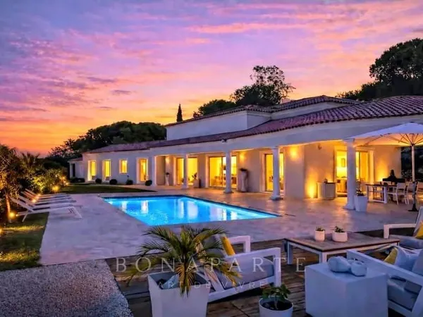 Villa d'architecte de plain-pied avec vue panoramique