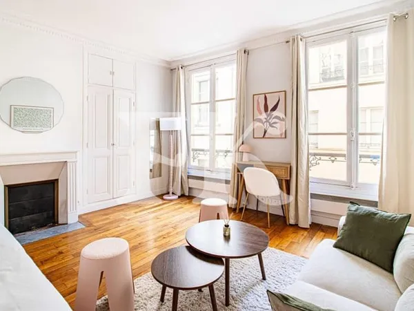 Rue Jacob, Paris 6e. Parquet, moulures, cheminée d'époque. Place de Furstemberg à vos pieds