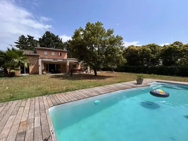 MOUGINS - MAISON A FORT POTENTIEL - GRAND TERRAIN PLAT