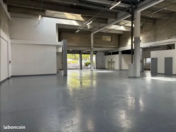 Local d'activité 942 m²