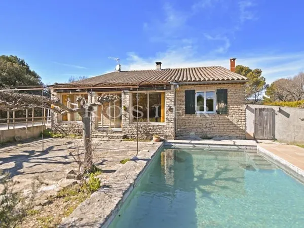 Murs : Villa de plain-pied en pierres avec piscine