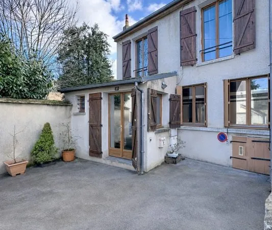 Maison de ville dans village recherché