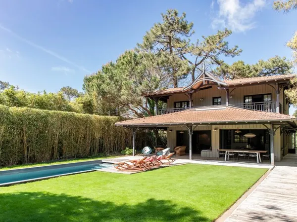 VILLA «LES MOUETTES» COMPOSÉE DE DEUX VILLAS AVEC PISCINE, EN PLEIN CENTRE DU CAP FERRET - CAPACITÉ 