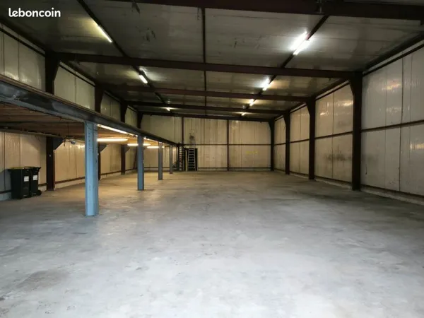 Ggrand entrepôt artisanal avec parking
