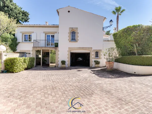 Magnifique propriété de 278 m2 avec piscine et ascenseur int