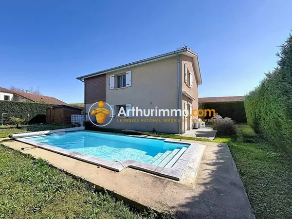 Maison familiale 5 chambres avec piscine à Meyrié