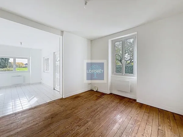 Maison située dans un environnement paisible, avec terrain et garage.