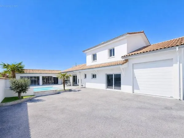 Villa indépendante 160 m2 Prestations haut de gamme Piscine & pool house Environnement résidentiel c
