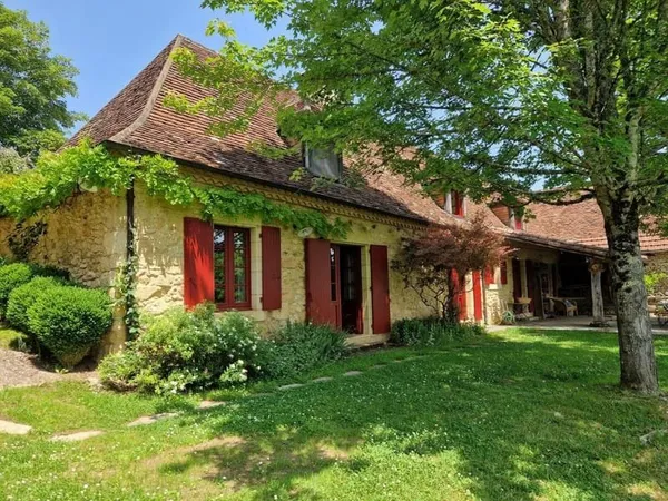 Propriété restaurée avec gîte, dépendance, piscine et superbe vue