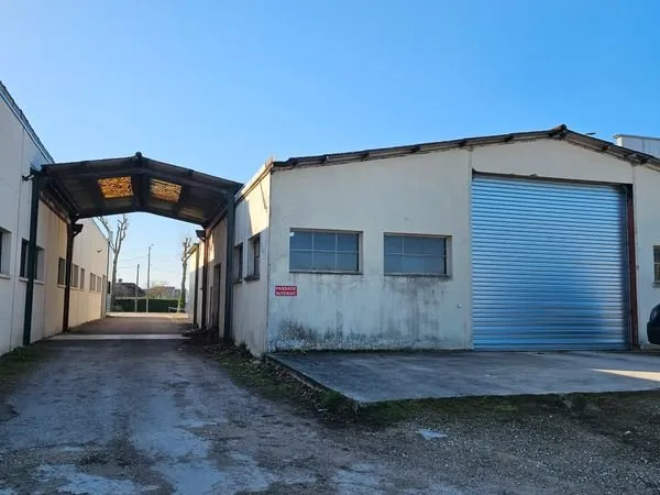 Local professionnel - cellule de 193 m² ou 299 m² - accès poids lourds