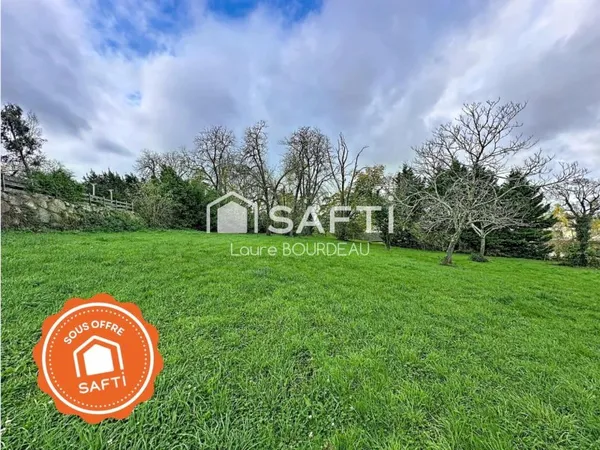 Terrain constructible de 850m² à VACQUIERS