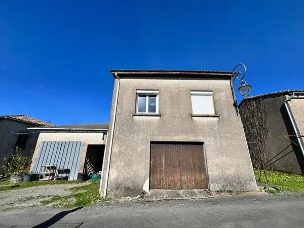 Maisons de village avec dépendances et terrain constructible