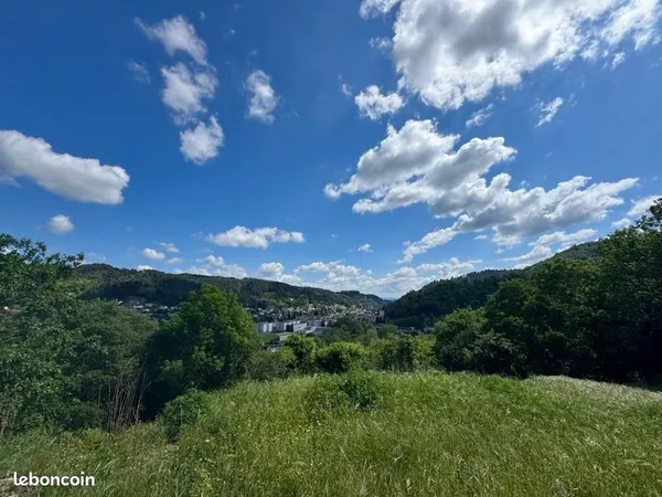 Terrain constructible de 1400m2 à Vals les bains