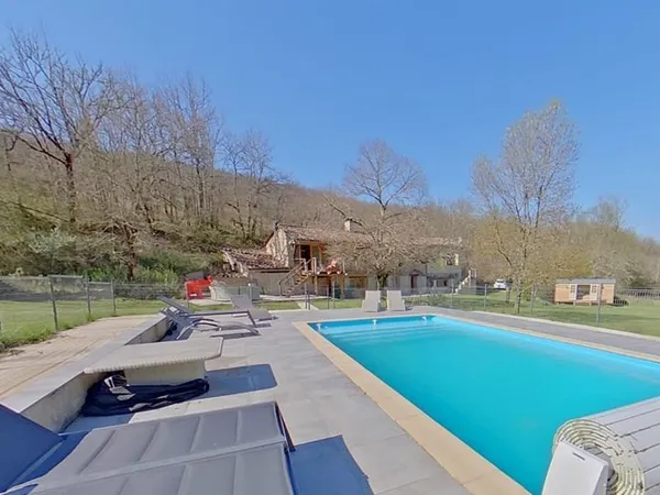 7 hectares de terrain, piscine, aucun vis-à-vis! Saint Antonin à 15 minutes.