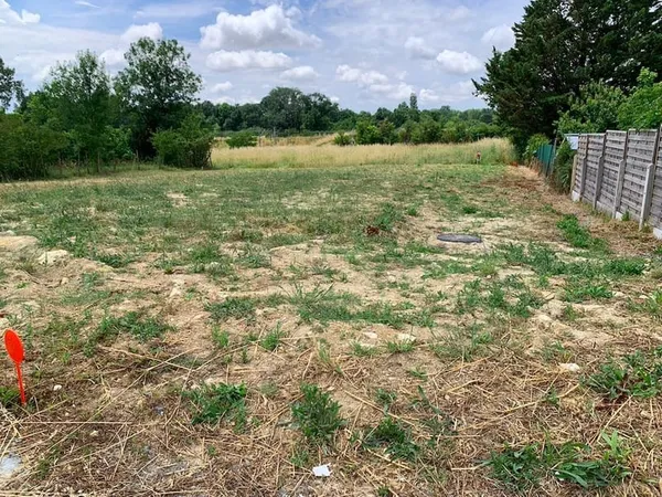 Terrain à bâtir de 1022 m² à MONTLIEU-LA-GARDE (17)